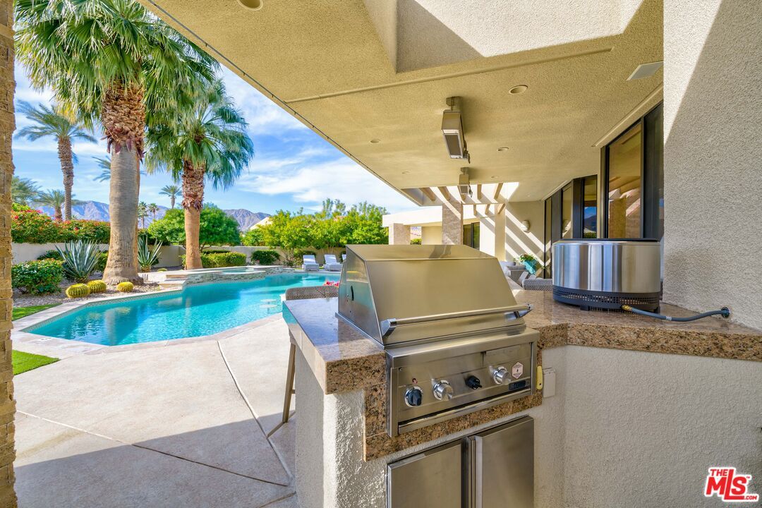 Exterior, Outdoor Kitchen, Pool