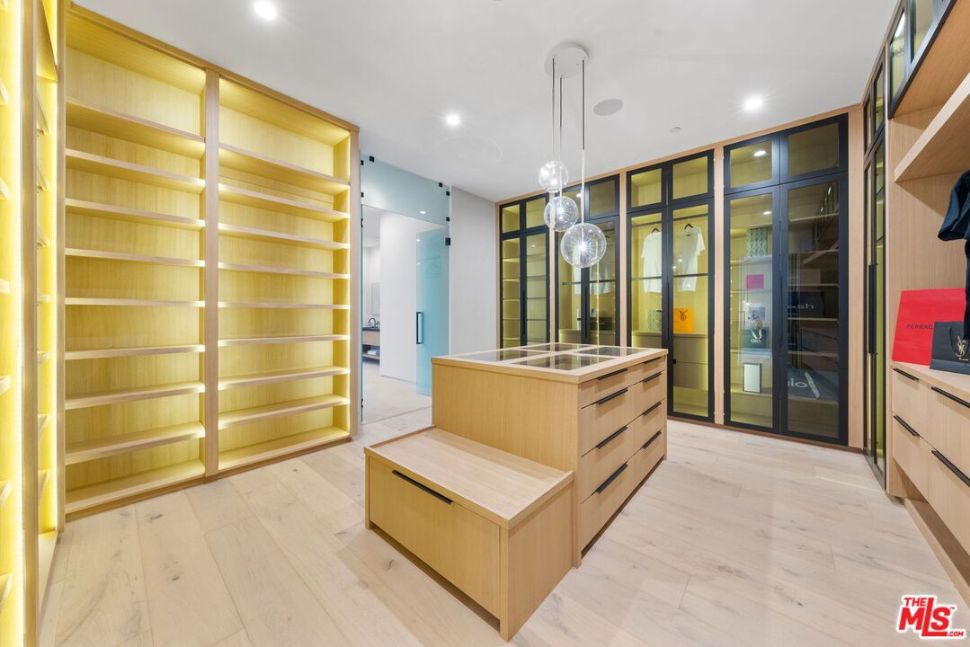 Interior, Pendant Lights, Recessed Lighting, Walk-in Closets, Wood Texture Flooring