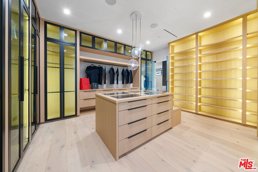 Interior, Pendant Lights, Recessed Lighting, Walk-in Closets, Wood Texture Flooring
