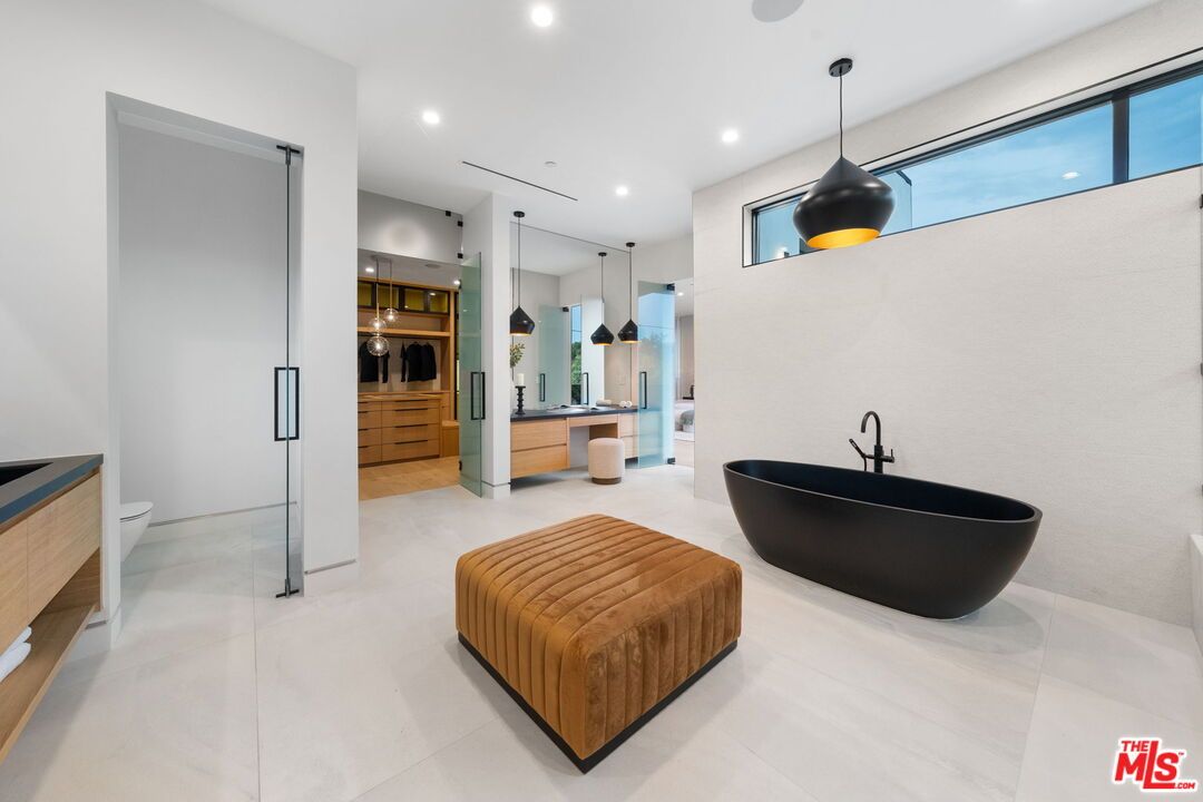 Bathroom, Free Standing Baths, Interior, Pendant Lights, Recessed Lighting