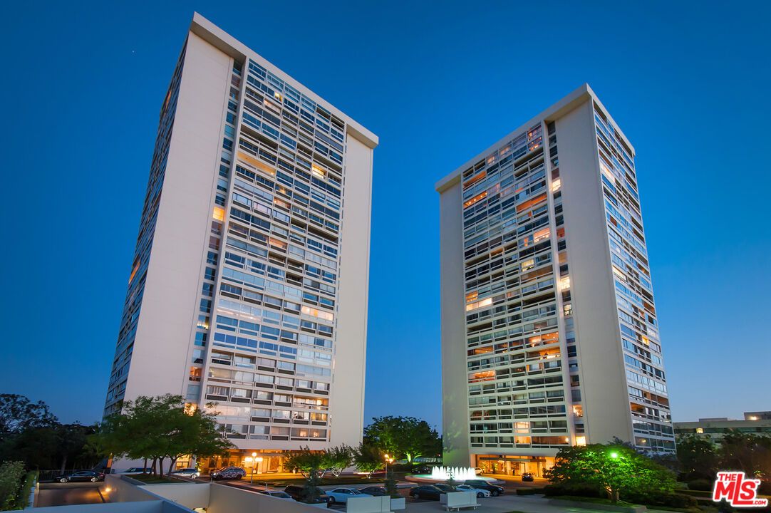 Exterior, Facade, Condo Building