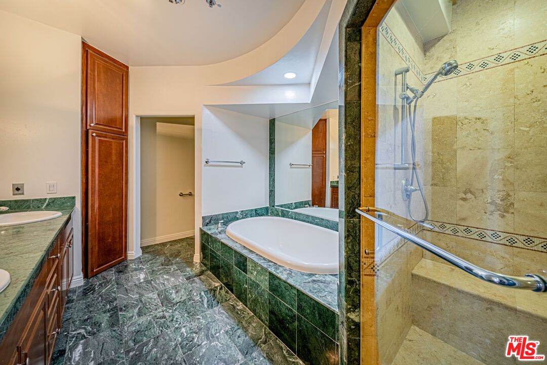 Bathroom, Interior, Marble, Recessed Lighting