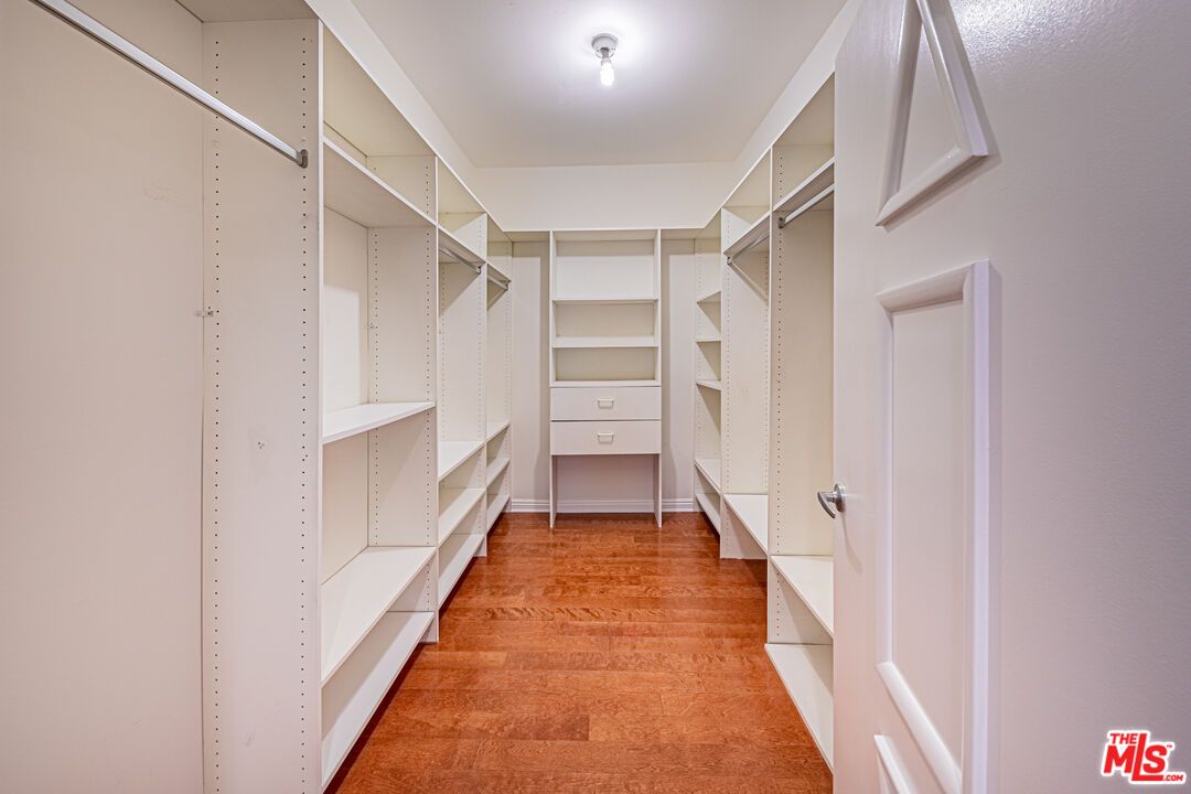 Interior, Walk-in Closets, Wood Texture Flooring