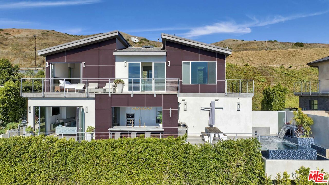 Exterior, Facade, Modern