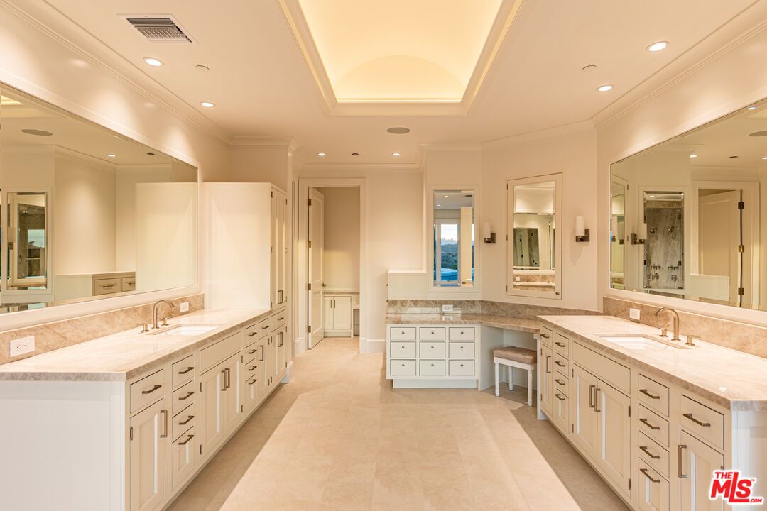 Bathroom, Dual Sink Vanities, Interior, Recessed Lighting
