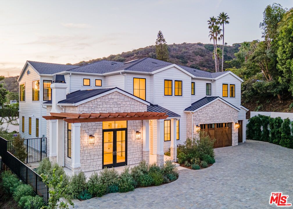 Attached, Exterior, Facade, Farmhouse