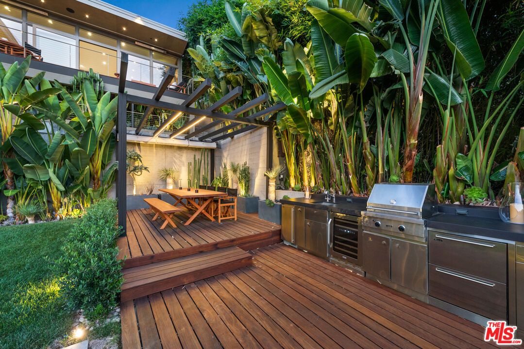 Exterior, Outdoor Kitchen