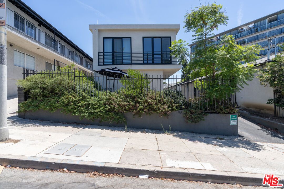 Exterior, Facade, Modern