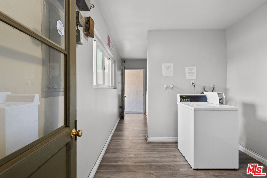Interior, Washer, Wood Texture Flooring