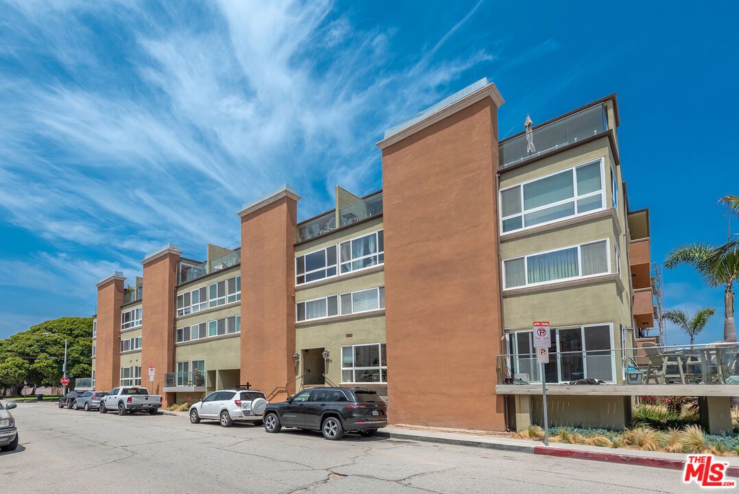 Exterior, Facade, Condo Building