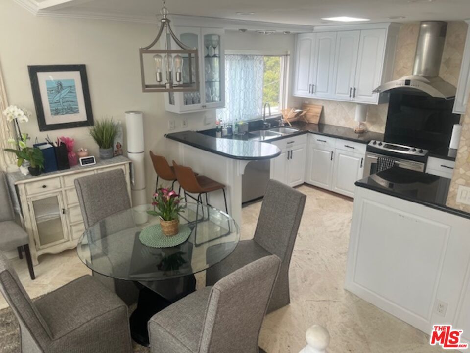 Dining room, Interior, Kitchen, Pendant Lights, Recessed Lighting, Stainless Steel Appliances