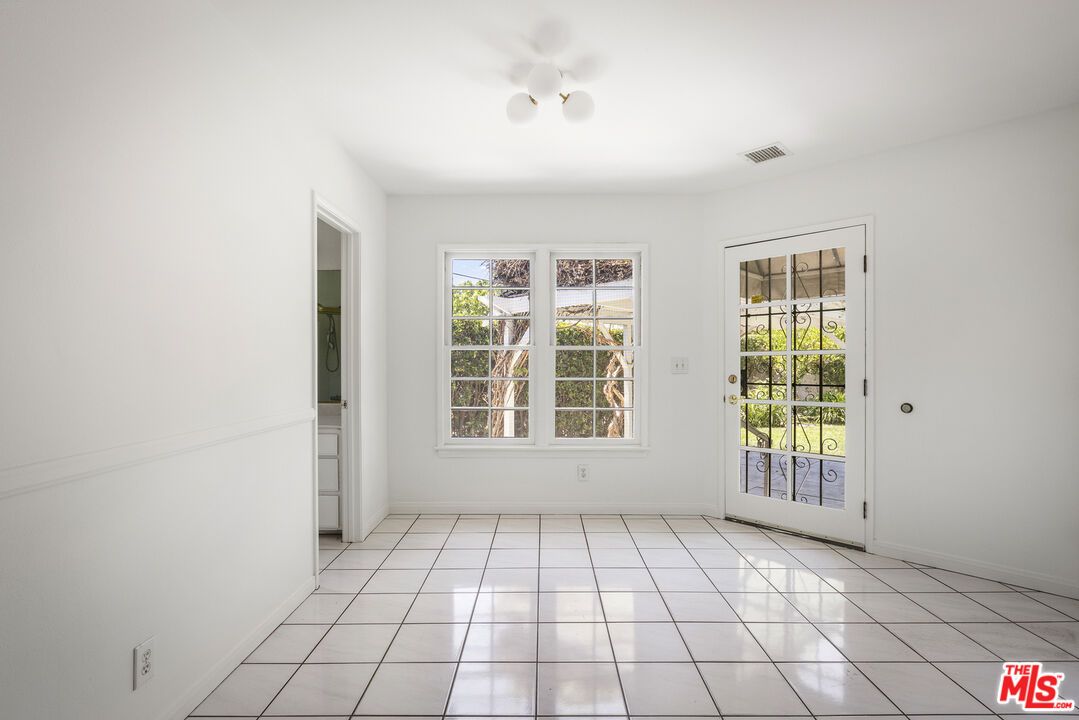 Empty room, Interior