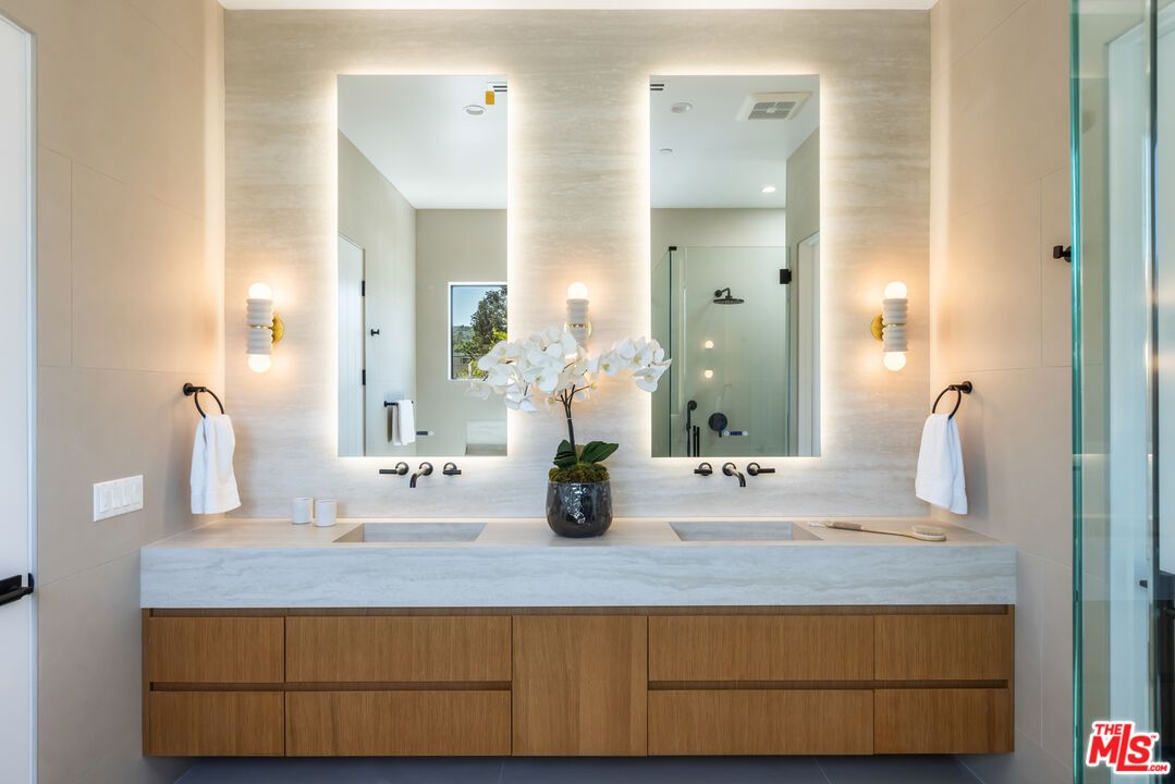 Bathroom, Dual Sink Vanities, Interior, Recessed Lighting