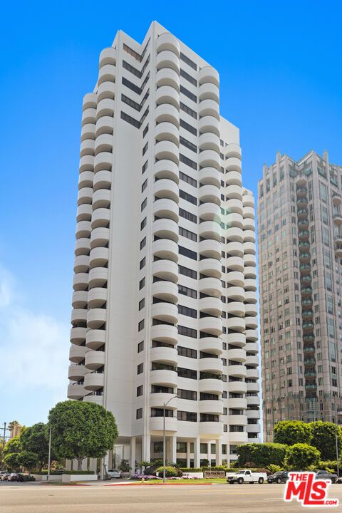 Exterior, Facade, Condo Building