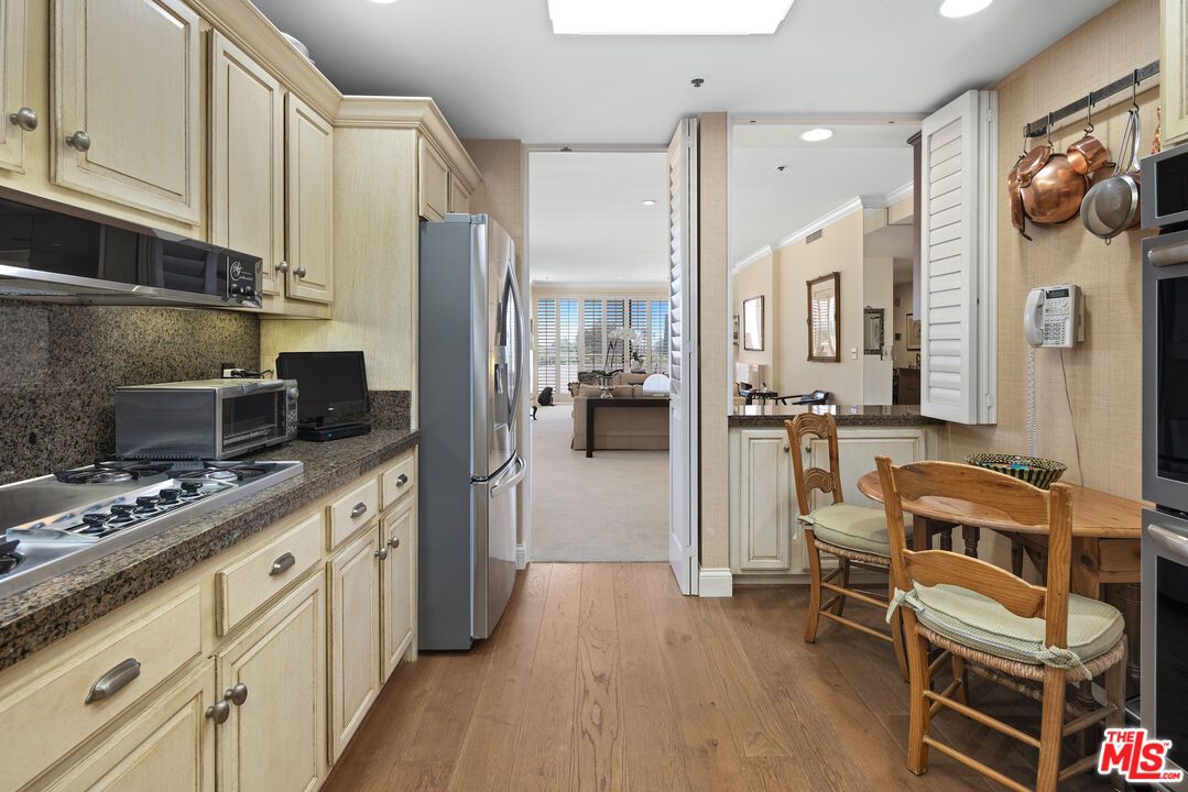 Dining room, Interior, Kitchen, Recessed Lighting, Wood Texture Flooring