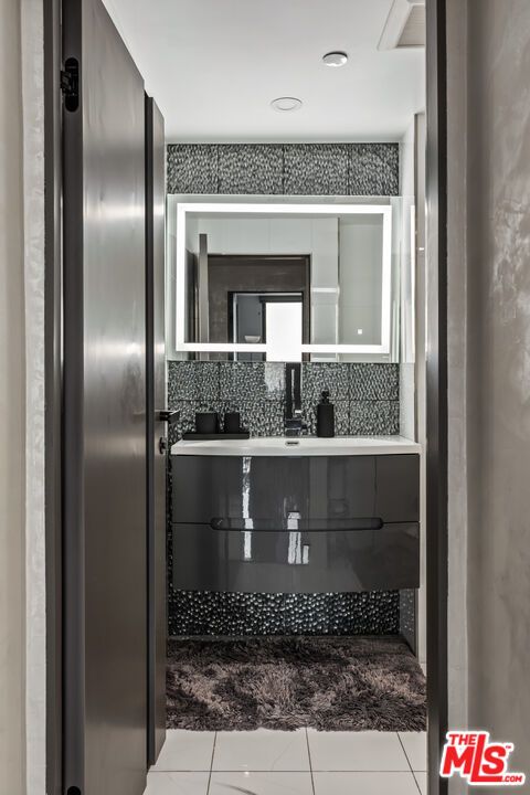 Bathroom, Interior, Recessed Lighting