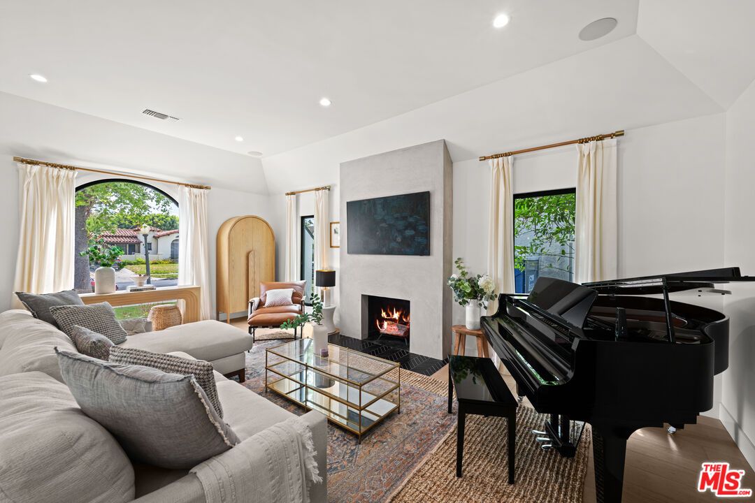 Fireplace, Interior, Living room, Piano, Recessed Lighting