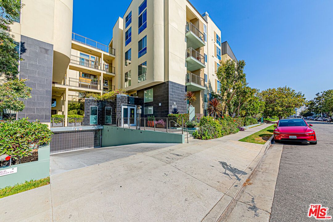 Exterior, Facade, Condo Building