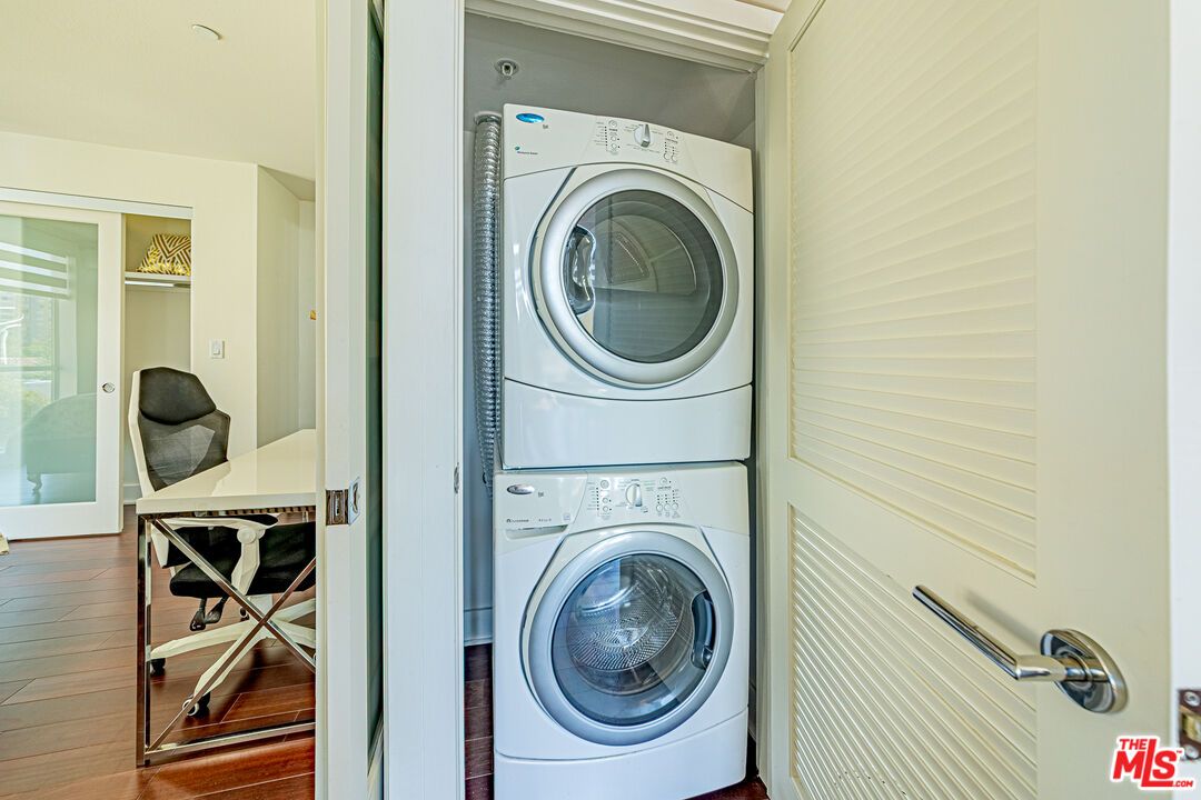 Interior, Utility Closets, Washer, Wood Texture Flooring
