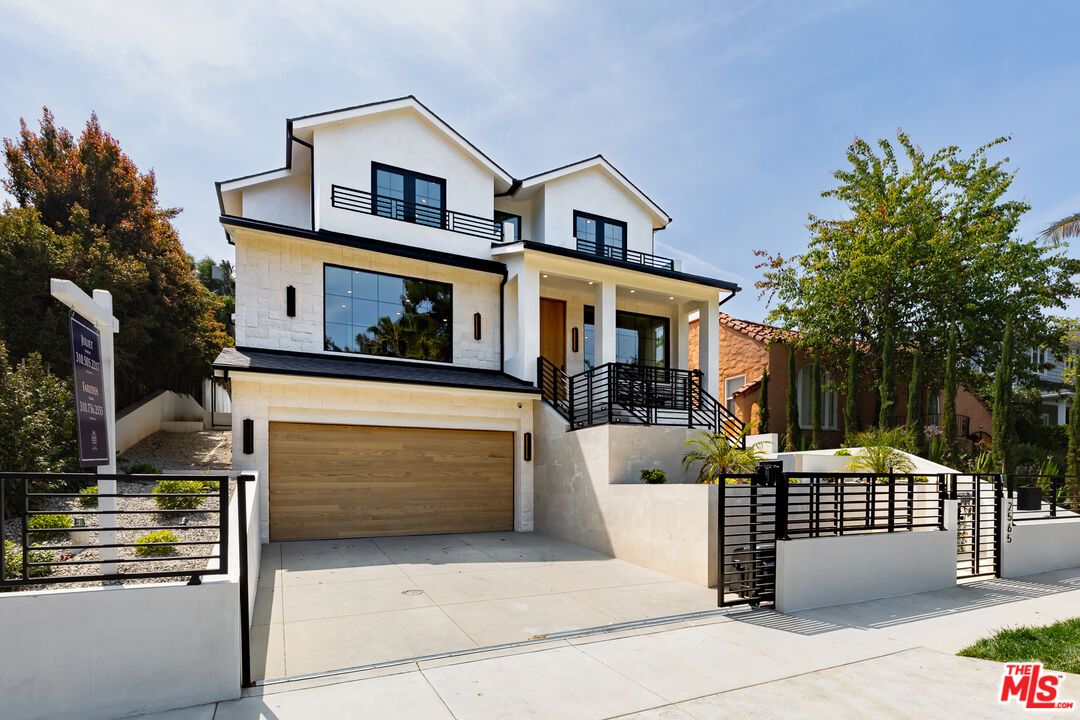 Attached, Exterior, Facade, Modern