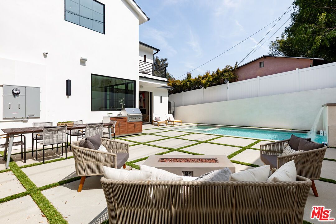 Exterior, Outdoor Kitchen, Pool