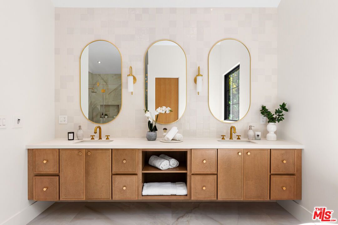 Bathroom, Dual Sink Vanities, Interior