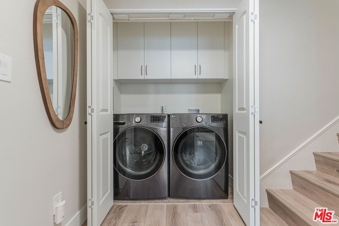 Interior, Washer, Wood Texture Flooring