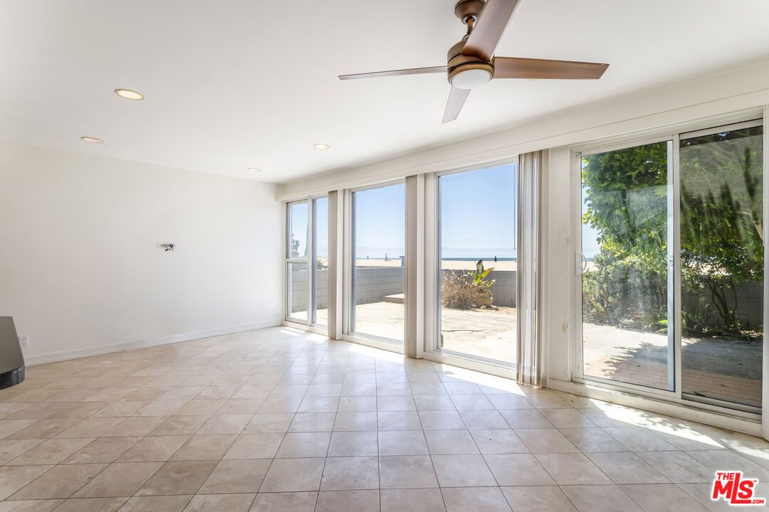 Empty room, Interior, Recessed Lighting, Water
