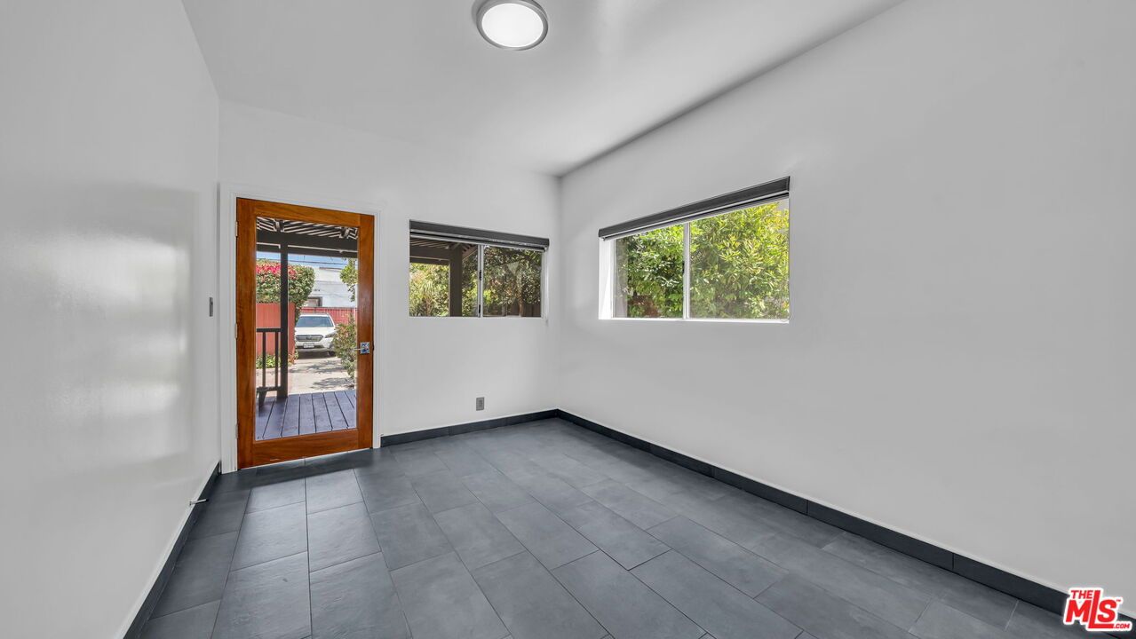 Empty room, Interior