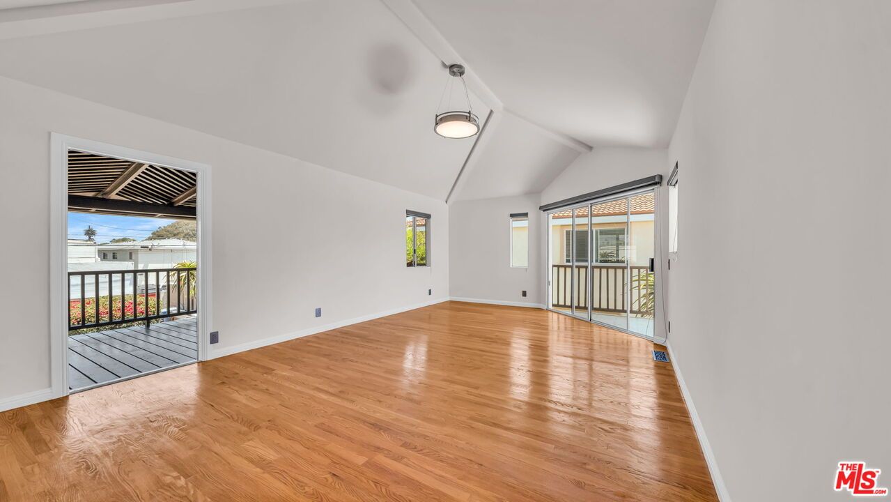 Empty room, Interior, Pendant Lights, Wood Texture Flooring