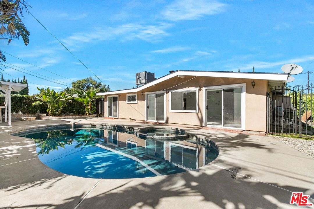 Exterior, Pool