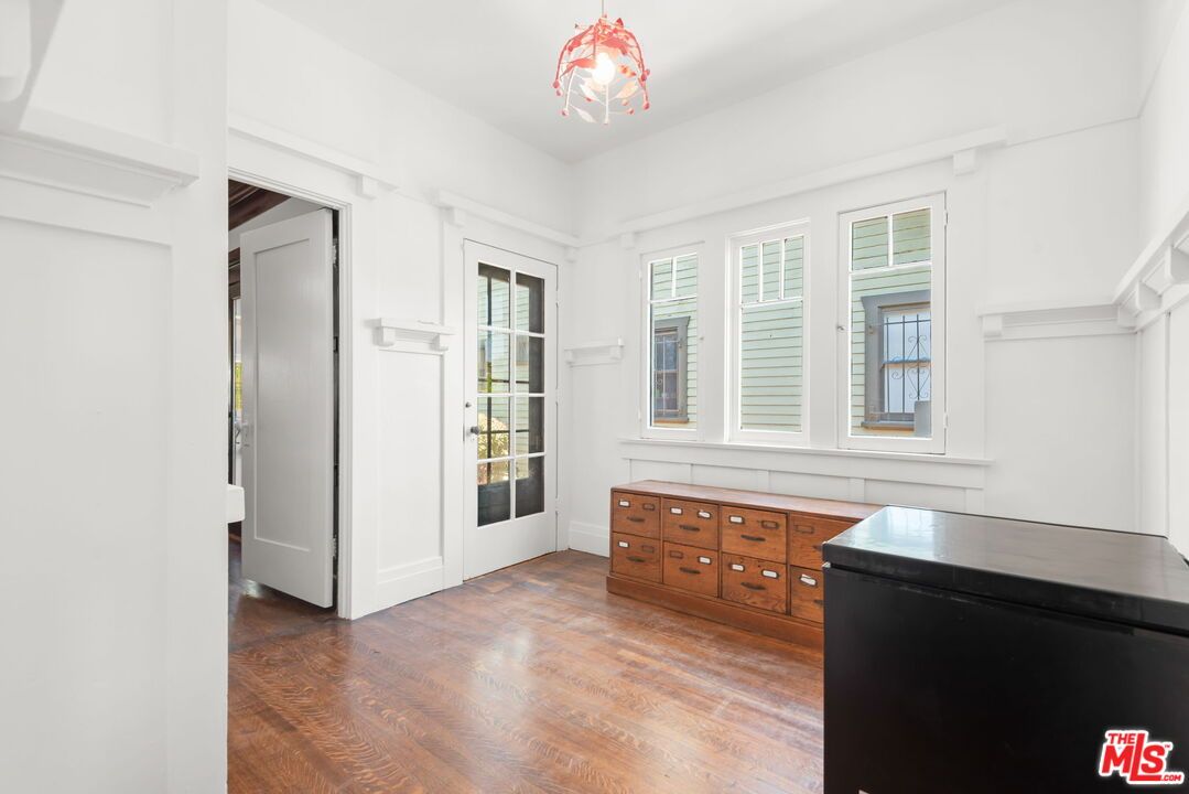 Interior, Pendant Lights, Wood Texture Flooring