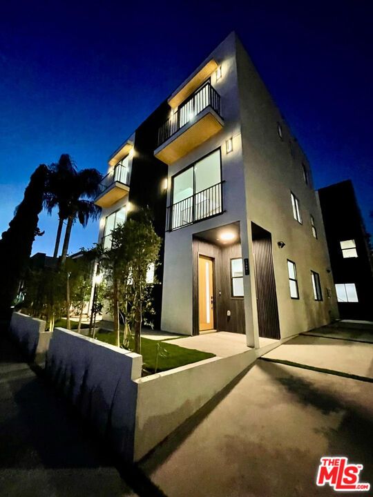 Exterior, Facade, Modern