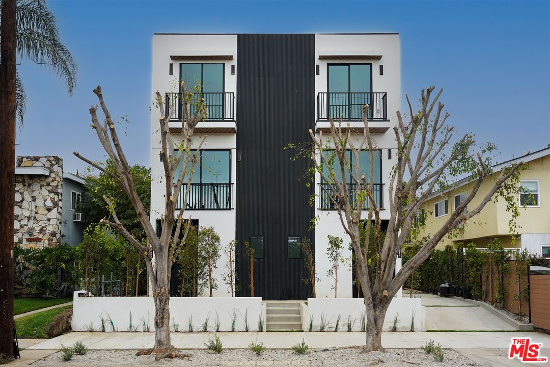 Exterior, Facade, Modern