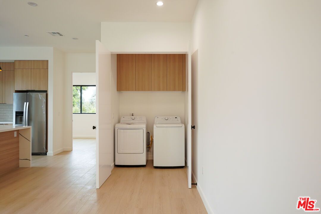 Interior, Recessed Lighting, Washer, Wood Texture Flooring