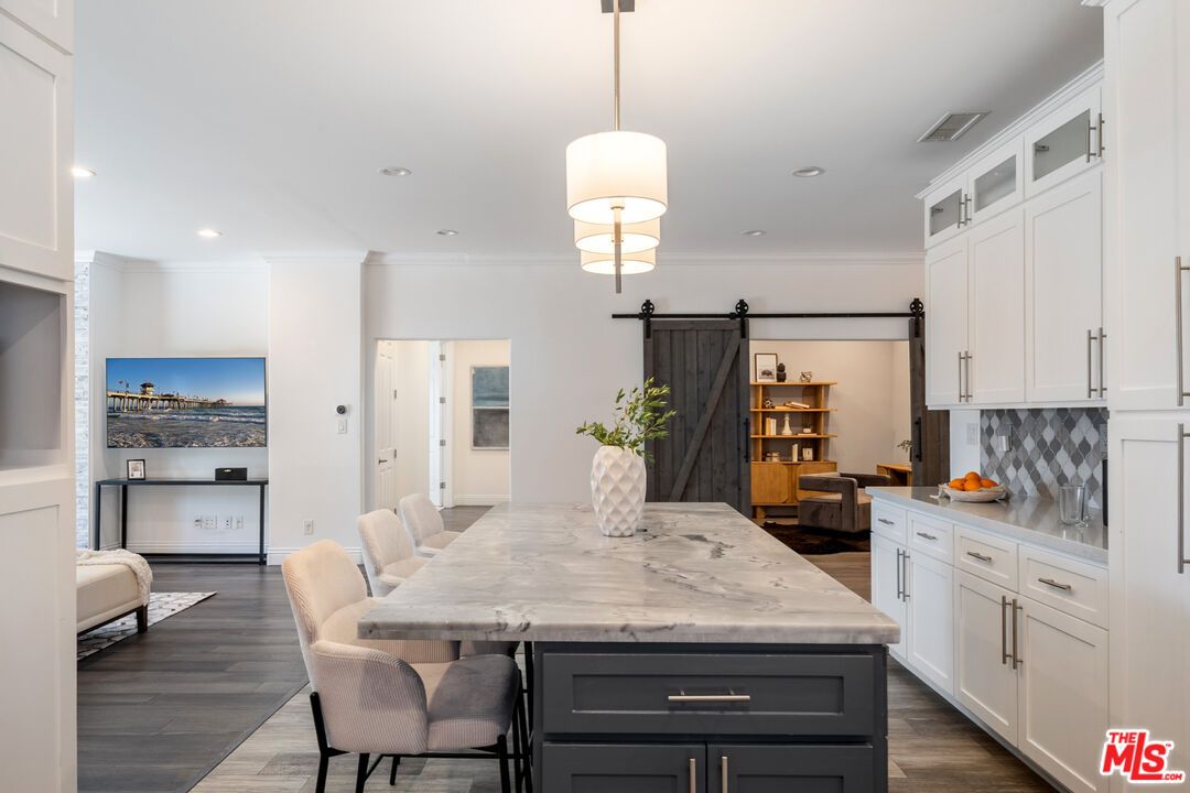 Dining room, Interior, Kitchen, Pendant Lights, Recessed Lighting, Wood Texture Flooring