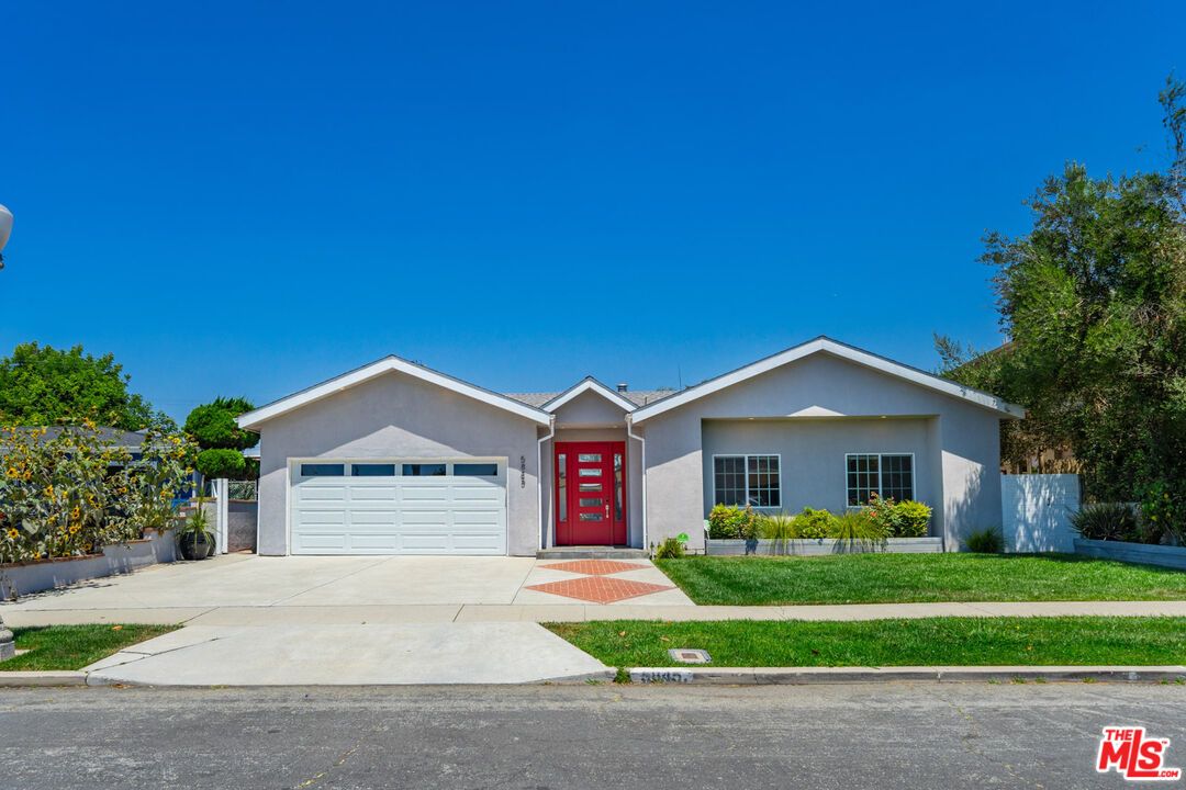 Attached, Exterior, Facade, Ranch