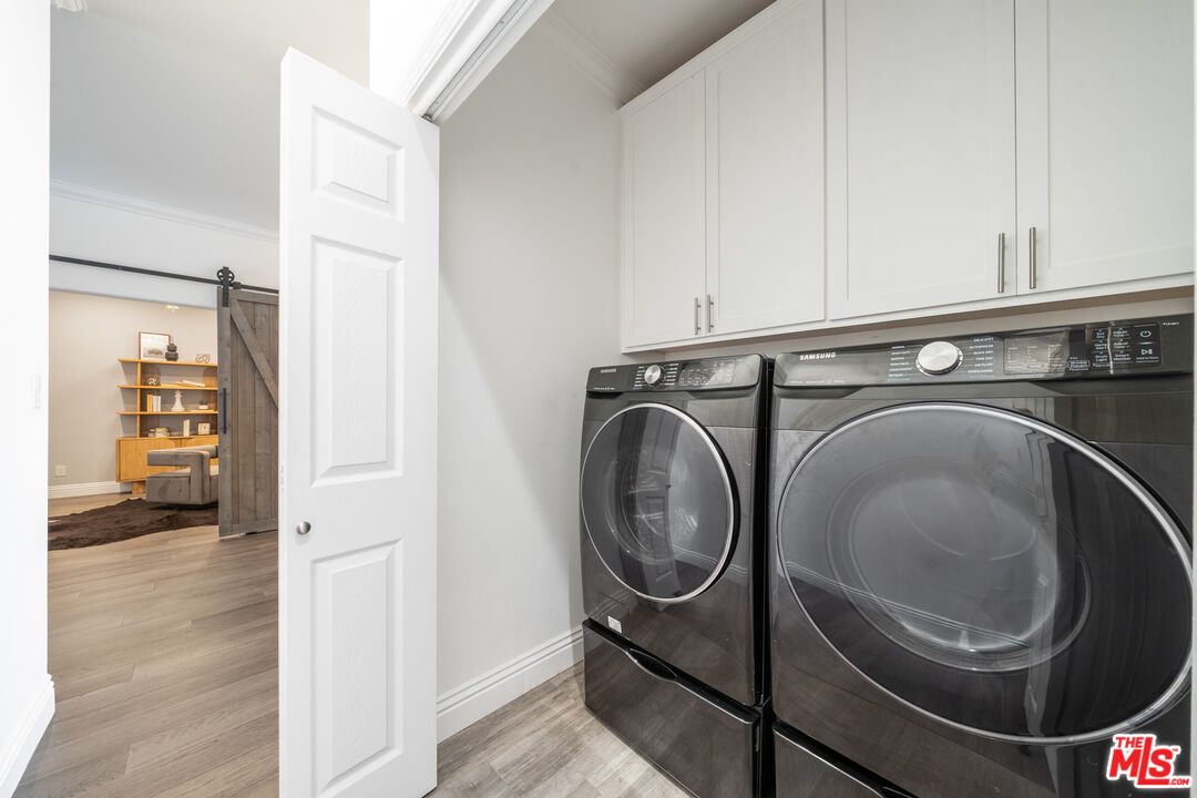 Interior, Washer, Wood Texture Flooring