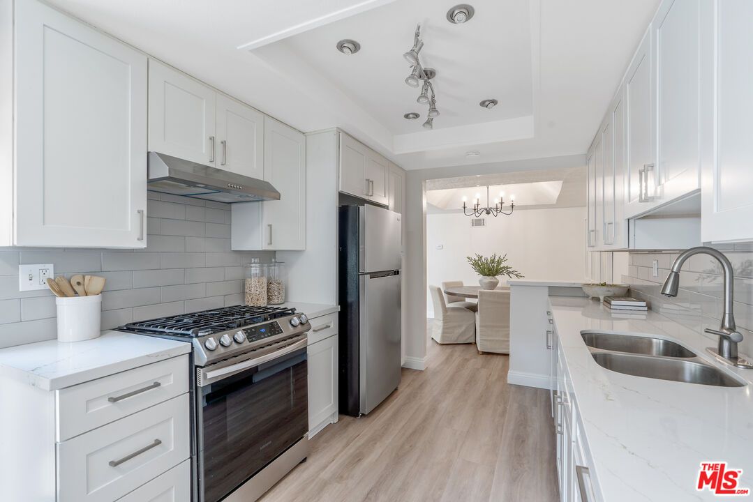 Chandelier, Dining room, Interior, Kitchen, Recessed Lighting, Stainless Steel Appliances, Wood Texture Flooring