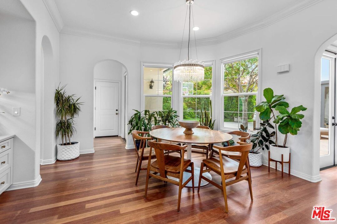 Chandelier, Dining room, Interior, Pendant Lights, Recessed Lighting, Wood Texture Flooring