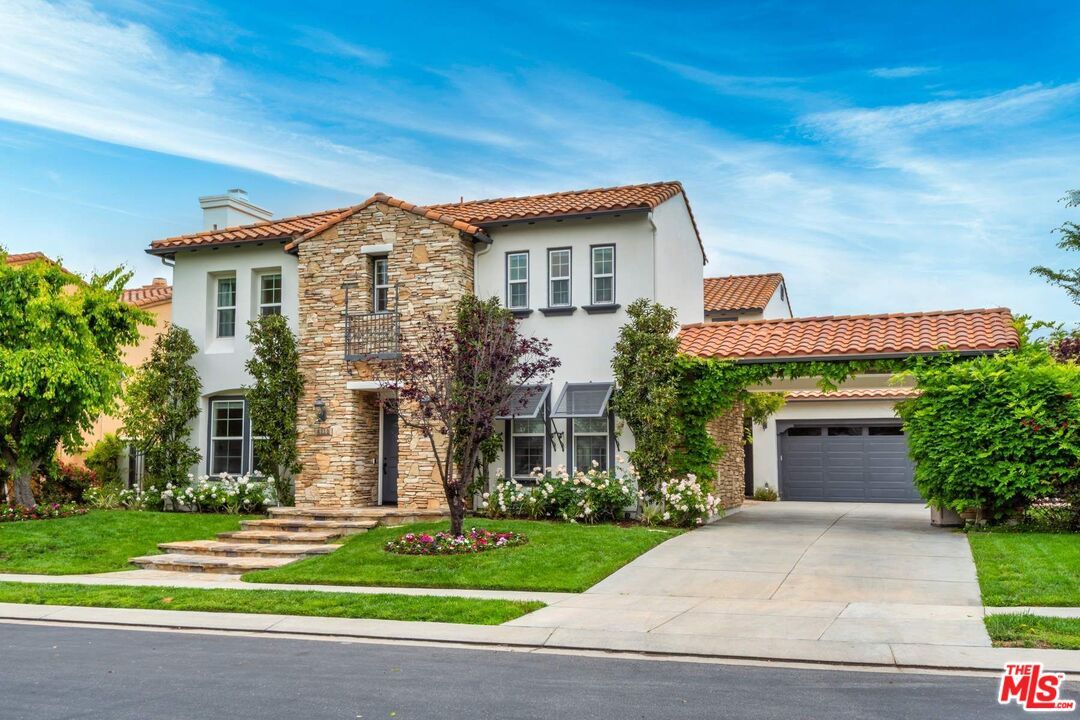 Attached, Exterior, Facade, Mediterranean