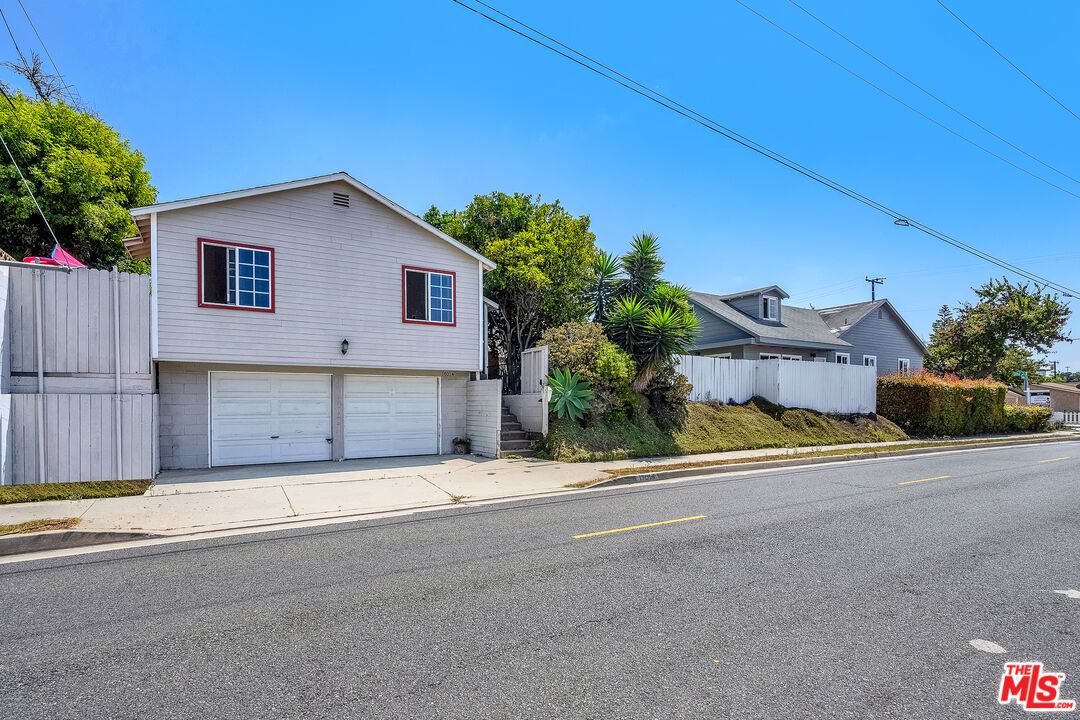 Attached, Exterior, Facade, Raised Ranch