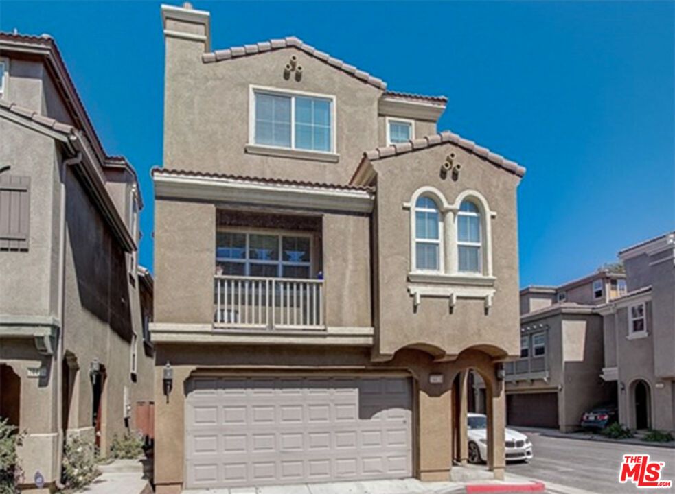 Attached, Exterior, Facade, Mediterranean