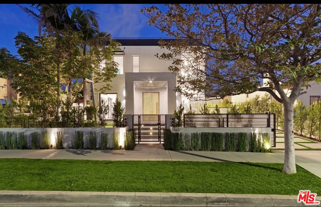 Backyard, Exterior, Facade, Modern