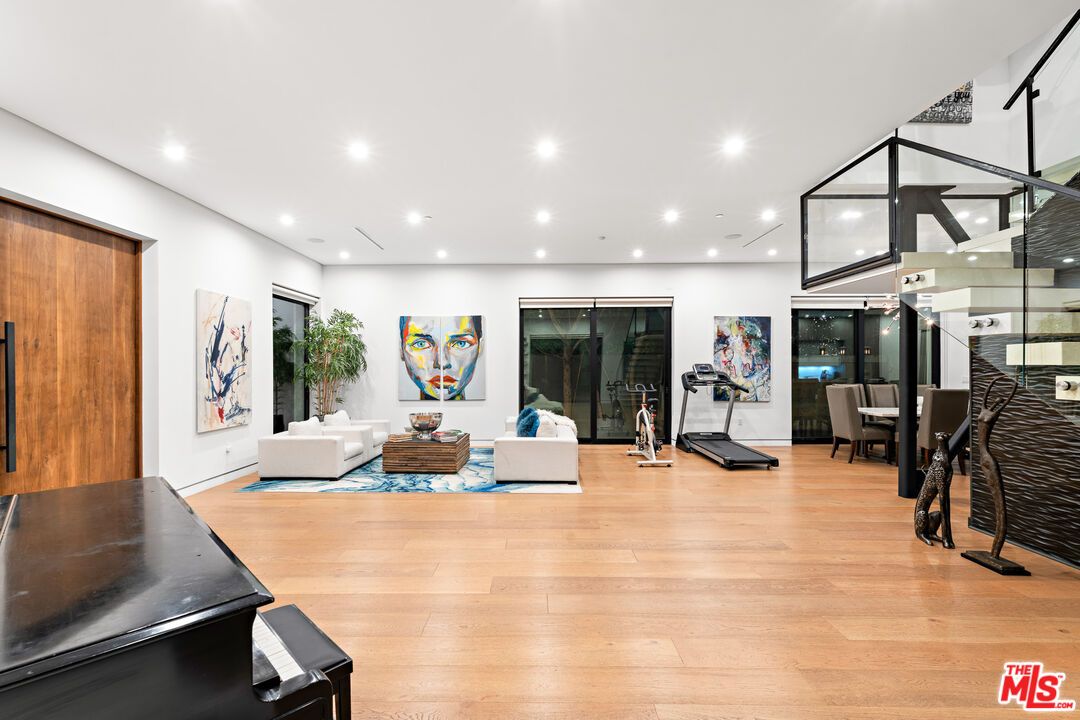 Fitness Equipment, Interior, Living room, Recessed Lighting, Wood Texture Flooring