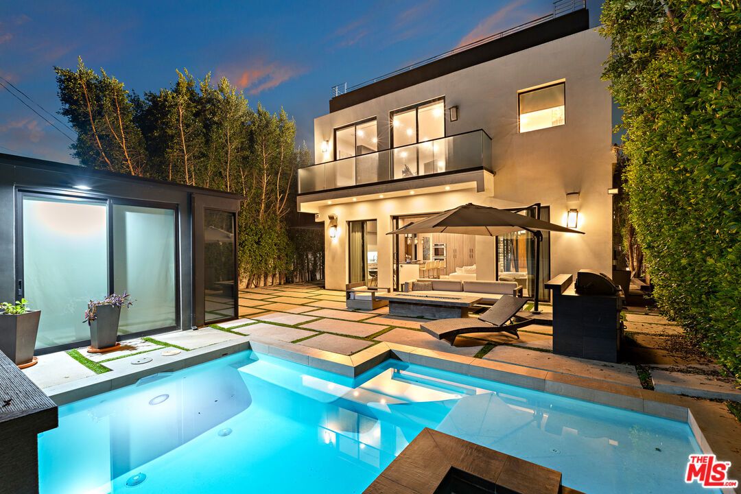 Exterior, Pool