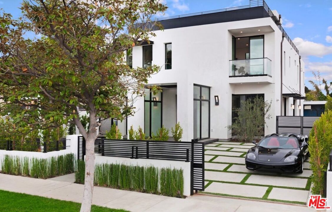 Exterior, Facade, Modern