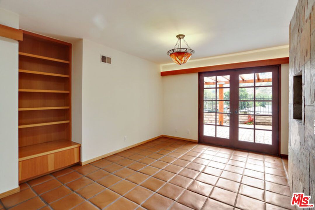 Empty room, Interior, Pendant Lights