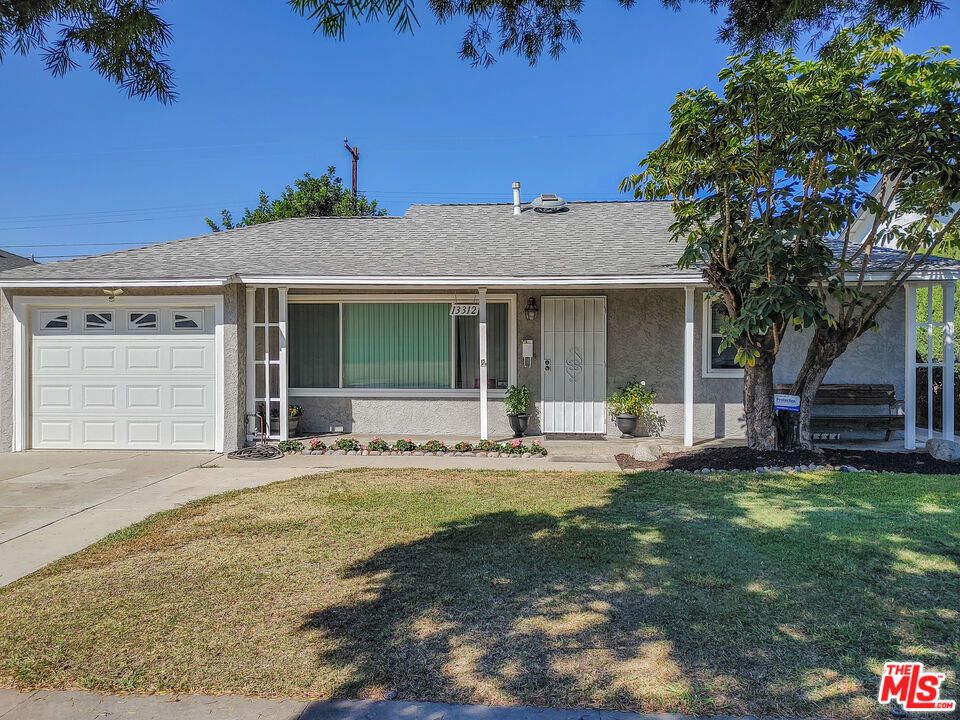 Attached, Exterior, Facade, Ranch