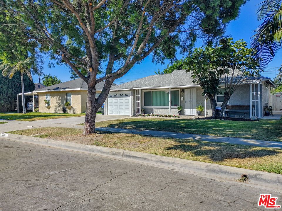 Attached, Exterior, Facade, Ranch